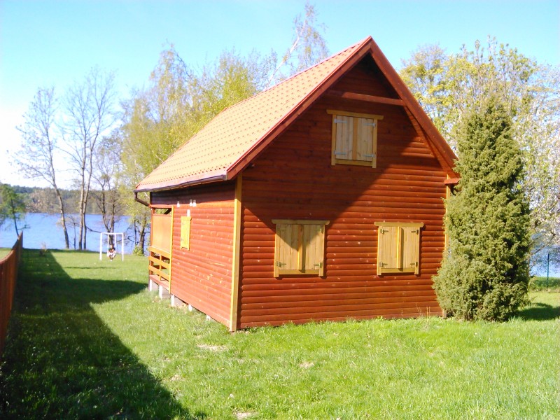 Domek drewniany bezpośrednio nad jeziorem koło Ełku